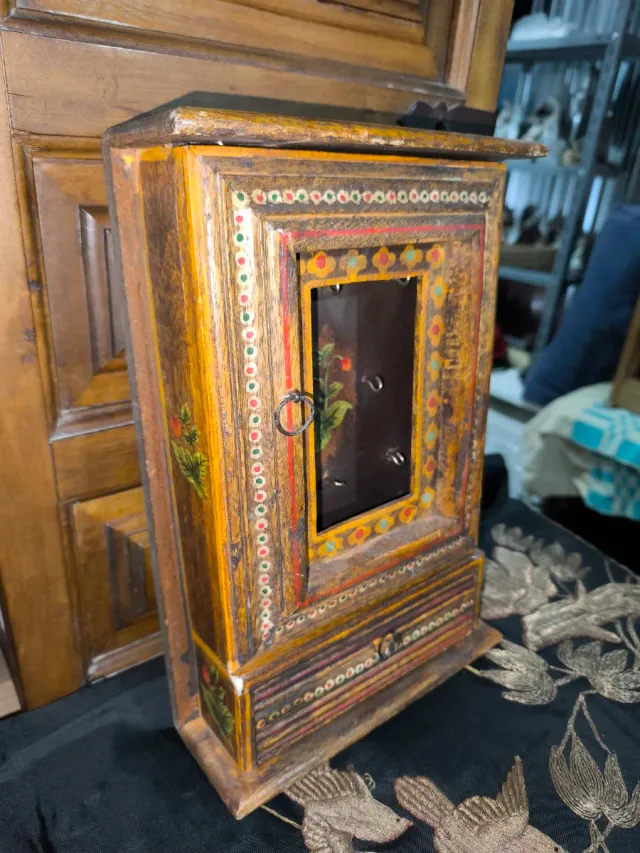 Armadio portachiavi dipinto a mano antico