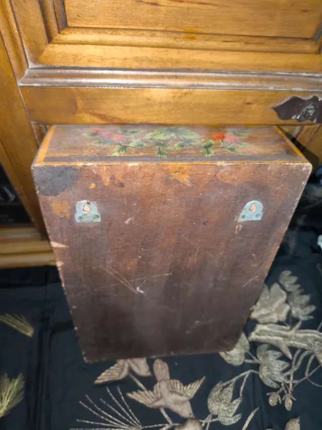 Armadio portachiavi dipinto a mano antico