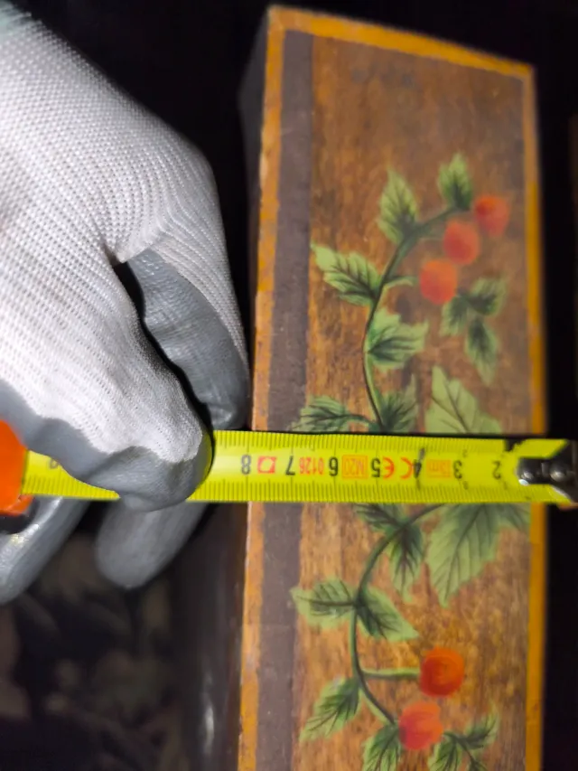 Armadio portachiavi dipinto a mano antico