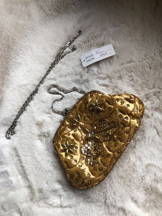 Bolso pequeño dorado con detalles en lantejoulas
