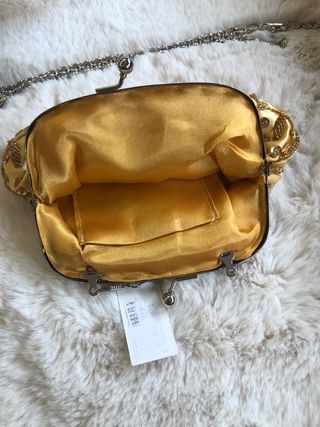 Bolso pequeño dorado con detalles en lantejoulas