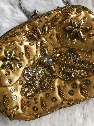 Bolso pequeño dorado con detalles en lantejoulas