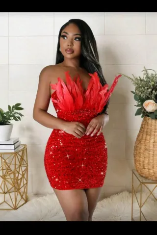 Vestido fiesta plumas lentejuelas rojo