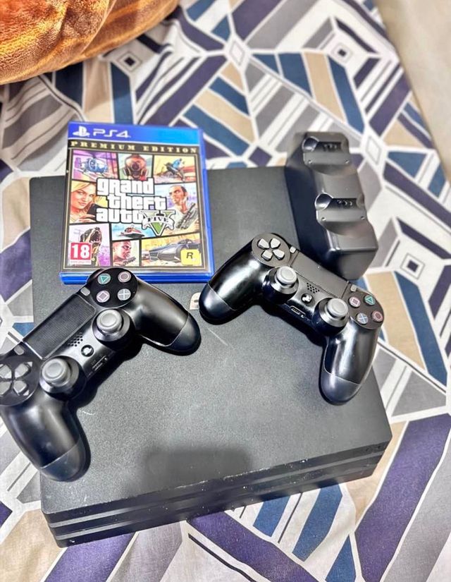 PS4 Pro 1TB + 2 Controller + GTA V