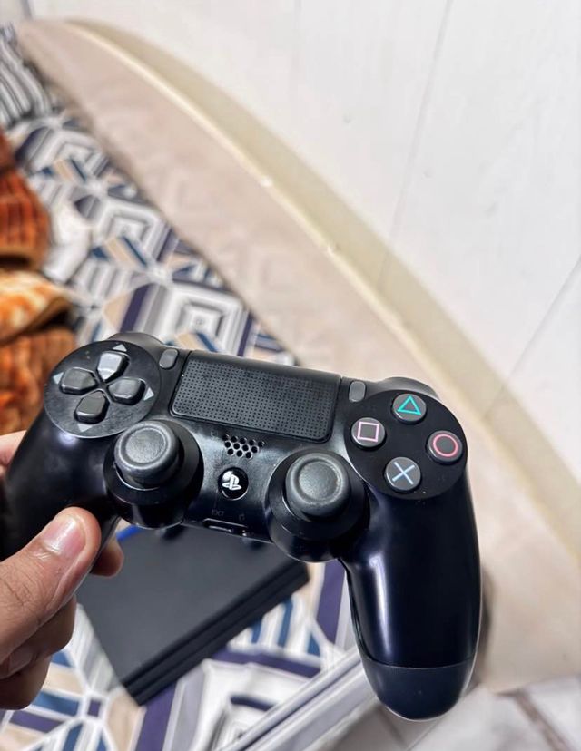 PS4 Pro 1TB + 2 Controller + GTA V