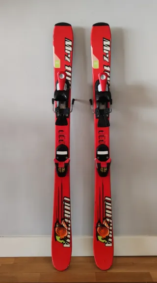 Esquís infantiles rojos con fijaciones