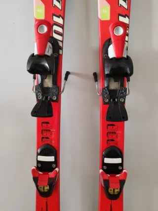 Esquís infantiles rojos con fijaciones