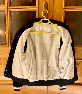 Cazadora bomber negra y blanca de Pana.