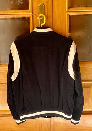 Cazadora bomber negra y blanca de Pana.