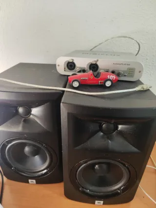 Monitores de estudio JBL negros+ placa de audio