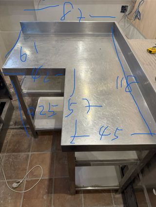 mesa de trabajo esquinero de acero inoxidable