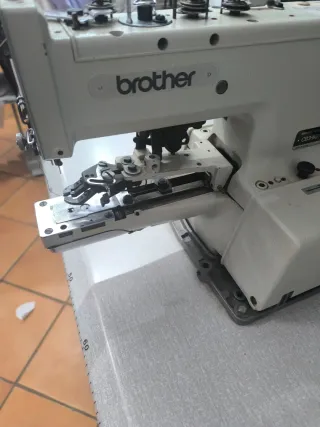Máquina de coser Brother para botones
