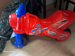 Moto corre pasillos roja