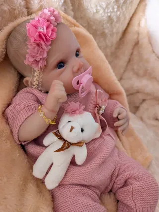 Reborn al cogerla es como un bebe de verdad