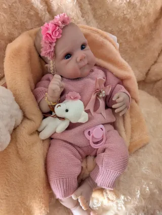 Reborn al cogerla es como un bebe de verdad