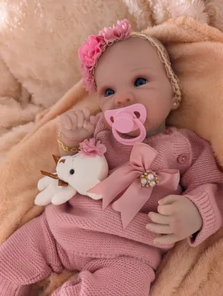 Reborn al cogerla es como un bebe de verdad