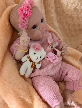 Reborn al cogerla es como un bebe de verdad