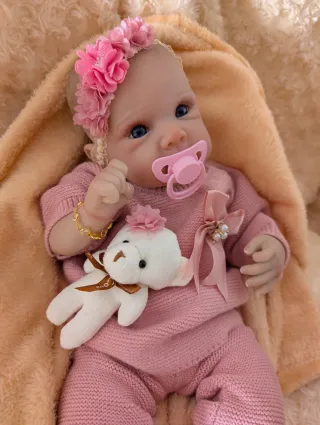 Reborn al cogerla es como un bebe de verdad