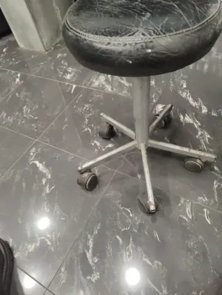 Silla giratoria de cuero con ruedas.