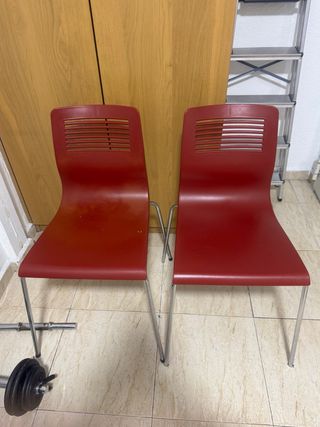 Sillas de cocina rojas y plateadas