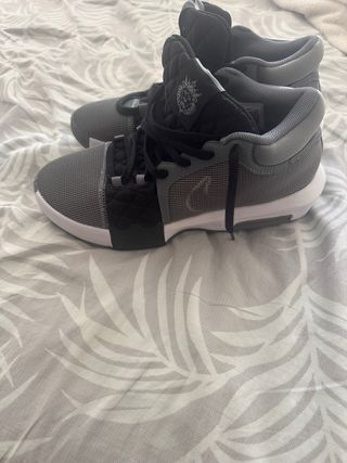 Nike LeBron Witness 8 Gris/Negro