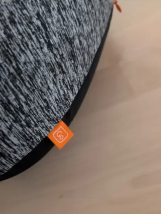 Almohada de viaje gris y negra