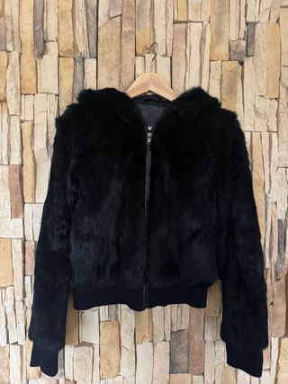 Abrigo de pelo negro de piel. con capucha.