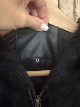 Abrigo de pelo negro de piel. con capucha.