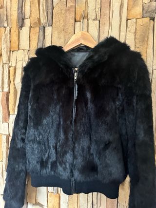 Abrigo de pelo negro de piel. con capucha.