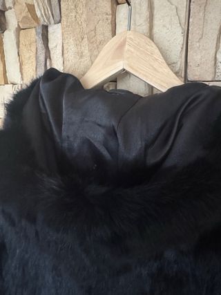Abrigo de pelo negro de piel. con capucha.