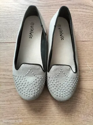 Veneciana gris con tachuelas.