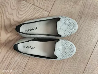 Veneciana gris con tachuelas.