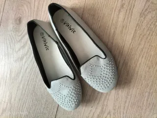 Veneciana gris con tachuelas.