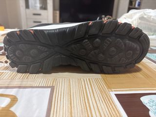 Zapatillas deportivas grises y naranjas