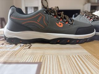 Zapatillas deportivas grises y naranjas