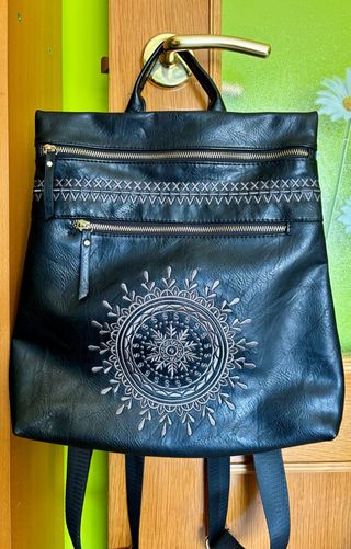 Mochila negra bordada