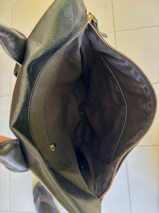 Mochila negra bordada