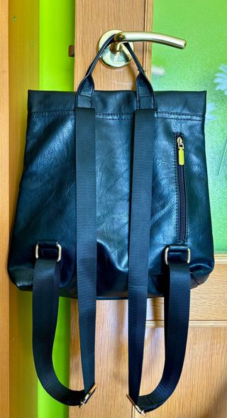 Mochila negra bordada