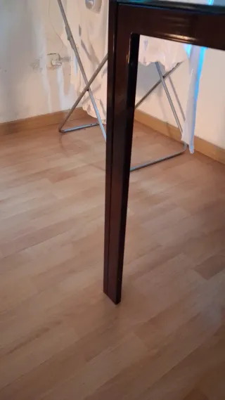 Mesa de comedor cristal y madera me urge venderla