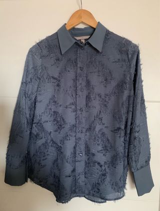 Blusa H&M gris con textura