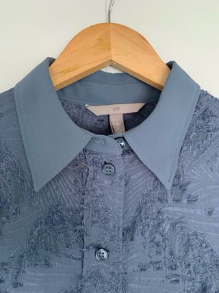 Blusa H&M gris con textura