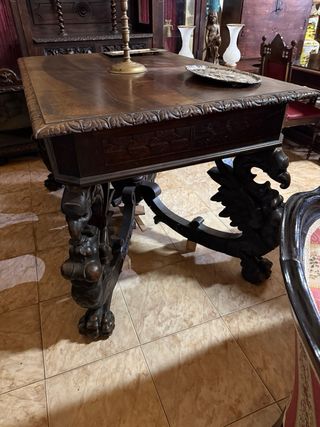 Mesa antigua de madera maciza tallada