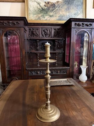 Mesa antigua de madera maciza tallada