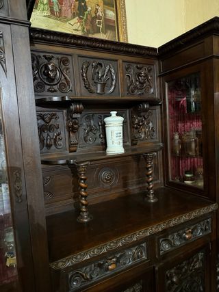 Mesa antigua de madera maciza tallada