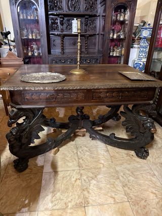 Mesa antigua de madera maciza tallada