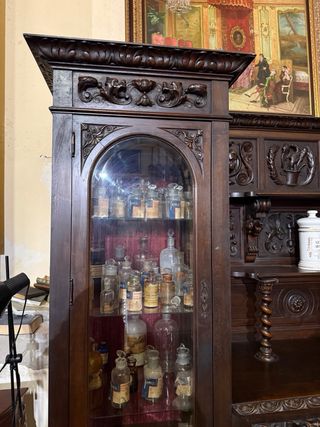 Mesa antigua de madera maciza tallada