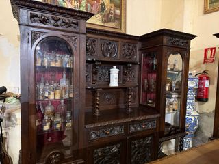 Mesa antigua de madera maciza tallada