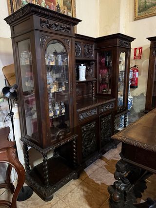 Mesa antigua de madera maciza tallada