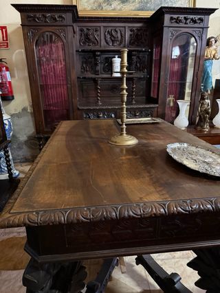 Mesa antigua de madera maciza tallada