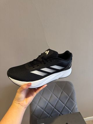Zapatillas Adidas Negras y Blancas